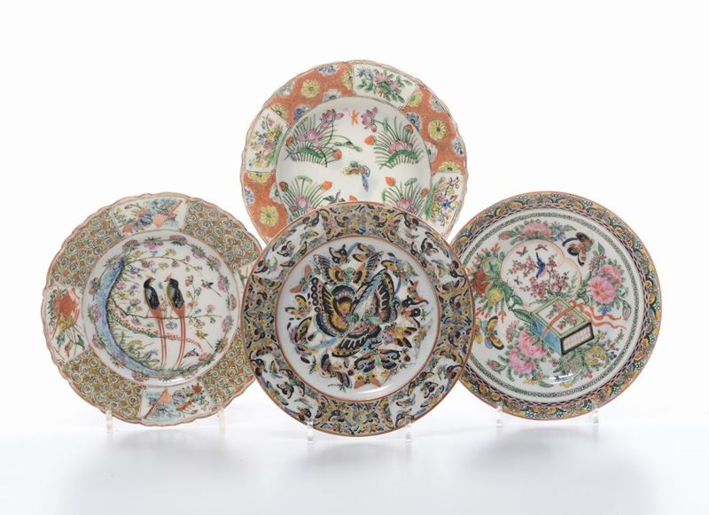 Quattro piattini in porcellana a smalti policromi con decori naturalistici, Cina  - Asta Arredi dalle dimore degli eredi Ercole Marelli e altre provenienze - Cambi Casa d'Aste