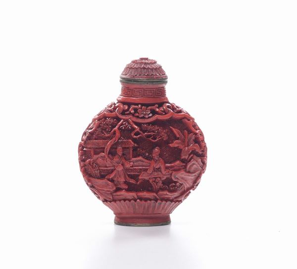 Snuff bottle in lacca rossa con scene di vita comune, Cina, marchio apocrifo Qianlong