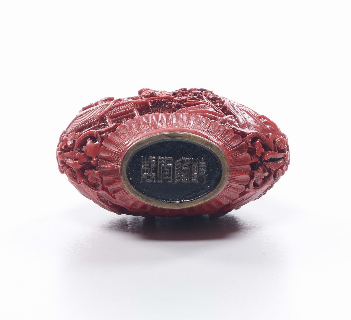 Snuff Bottle in Lacca Rossa con Scene di Vita Comune, Cina, Marchio Apocrifo Qianlong