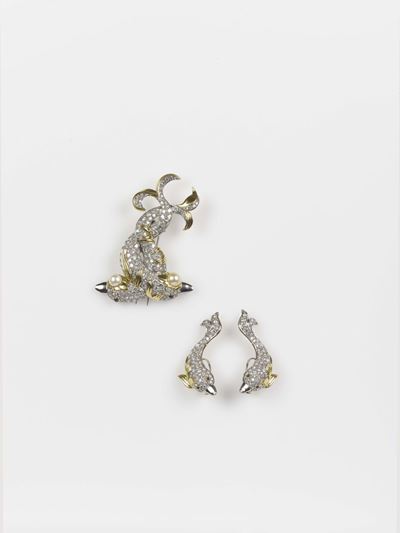 Mauboussin Paris. Parure Composta da Spilla ed Orecchini con Diamanti, Perle e Zaffiri