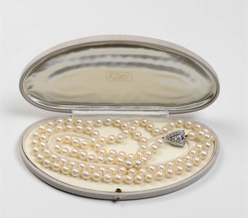 An Akoya cultured pearl necklace, gold and sapphire clasp  - Auction Furnishings from the mansions of the Ercole Marelli heirs and other property - Cambi Casa d'Aste