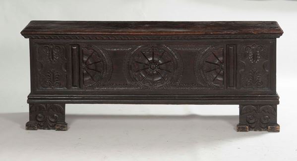 Cassapanca in noce intagliato, XVIII-XIX secolo