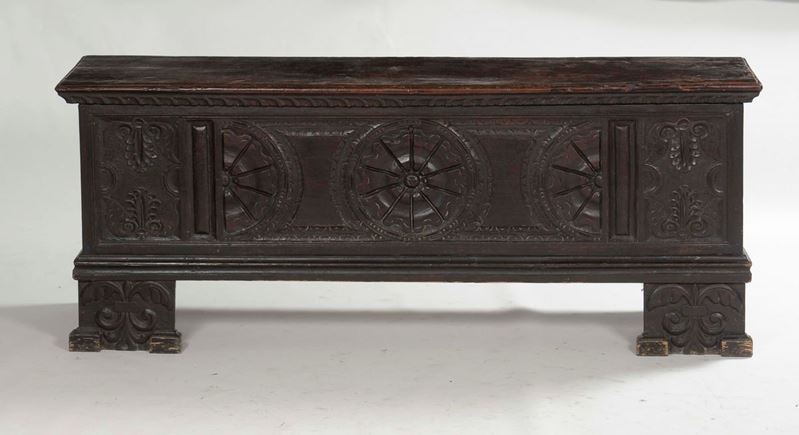 Cassapanca in noce intagliato, XVIII-XIX secolo  - Auction Furnishings from the mansions of the Ercole Marelli heirs and other property - Cambi Casa d'Aste