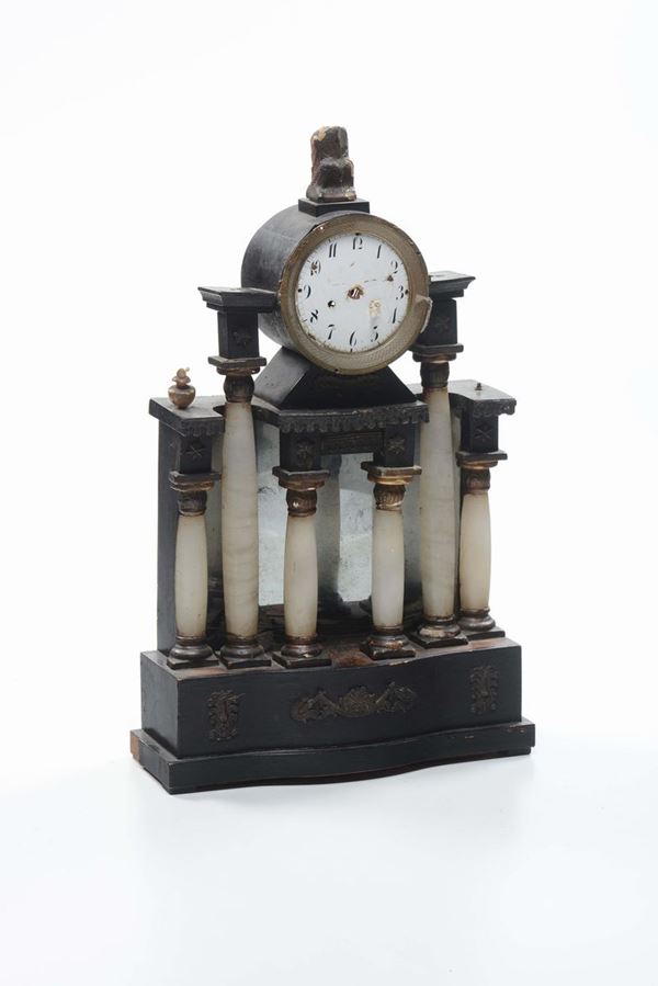 Orologio a tempietto in legno ebanizzato con colonne in alabastro