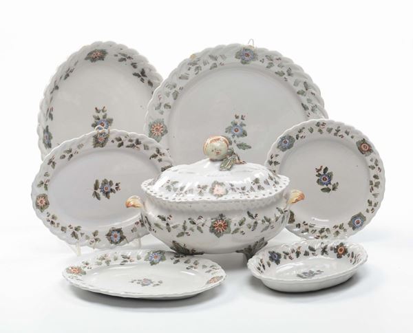 Servizio di piatti in porcellana policroma a decoro floreale, XX secolo