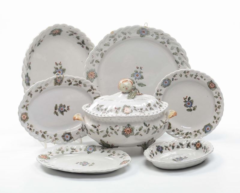 Servizio di piatti in porcellana policroma a decoro floreale, XX secolo  - Asta Arredi dalle dimore degli eredi Ercole Marelli e altre provenienze - Cambi Casa d'Aste