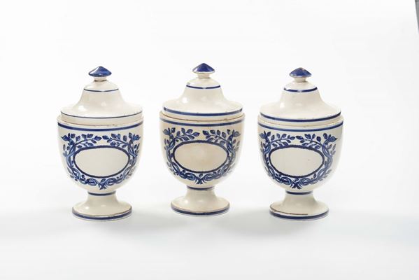 Tre vasi da farmacia in terraglia smaltata, fine XIX secolo