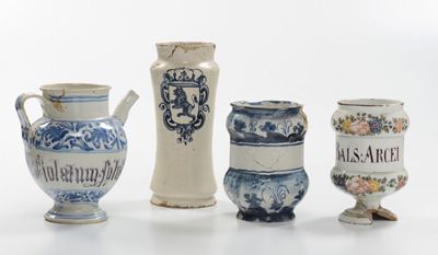 Tre Albarelli e un Versatoio in Maiolica, XVIII Secolo