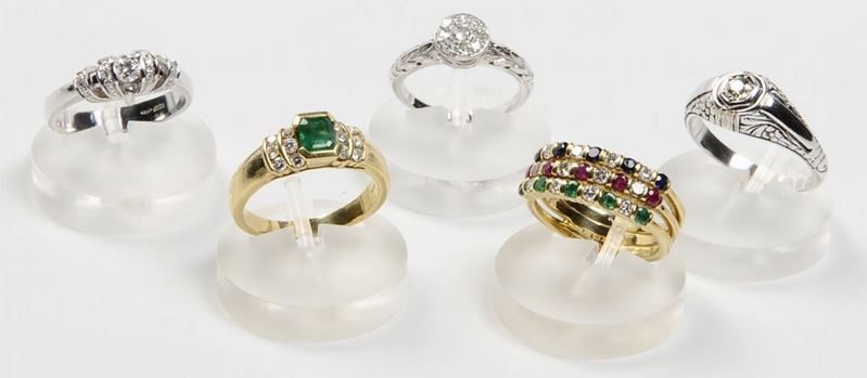 Lotto composto da cinque anelli con diamanti, zaffiri, rubini e smeraldi  - Asta Arredi dalle dimore degli eredi Ercole Marelli e altre provenienze - Cambi Casa d'Aste