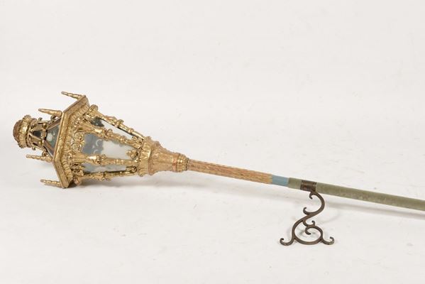 Lanterna in legno intagliato e dorato