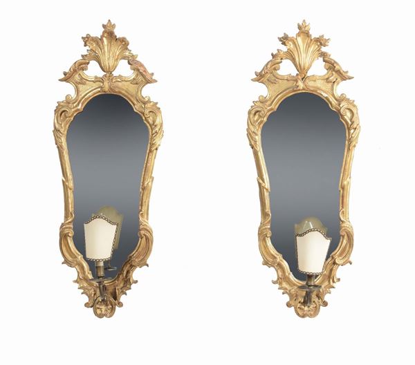 Coppia di piccole specchiere in legno intagliato e dorato, XVIII secolo