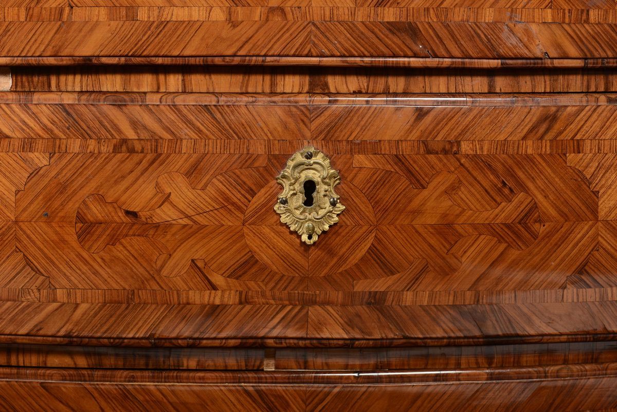 Coppia di Commodes a Tre Cassetti Interamente Lastronate in Bois De Violette, Seconda Metà XVIII ...