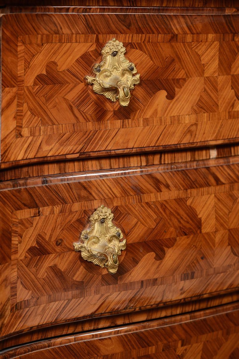 Coppia di Commodes a Tre Cassetti Interamente Lastronate in Bois De Violette, Seconda Metà XVIII ...