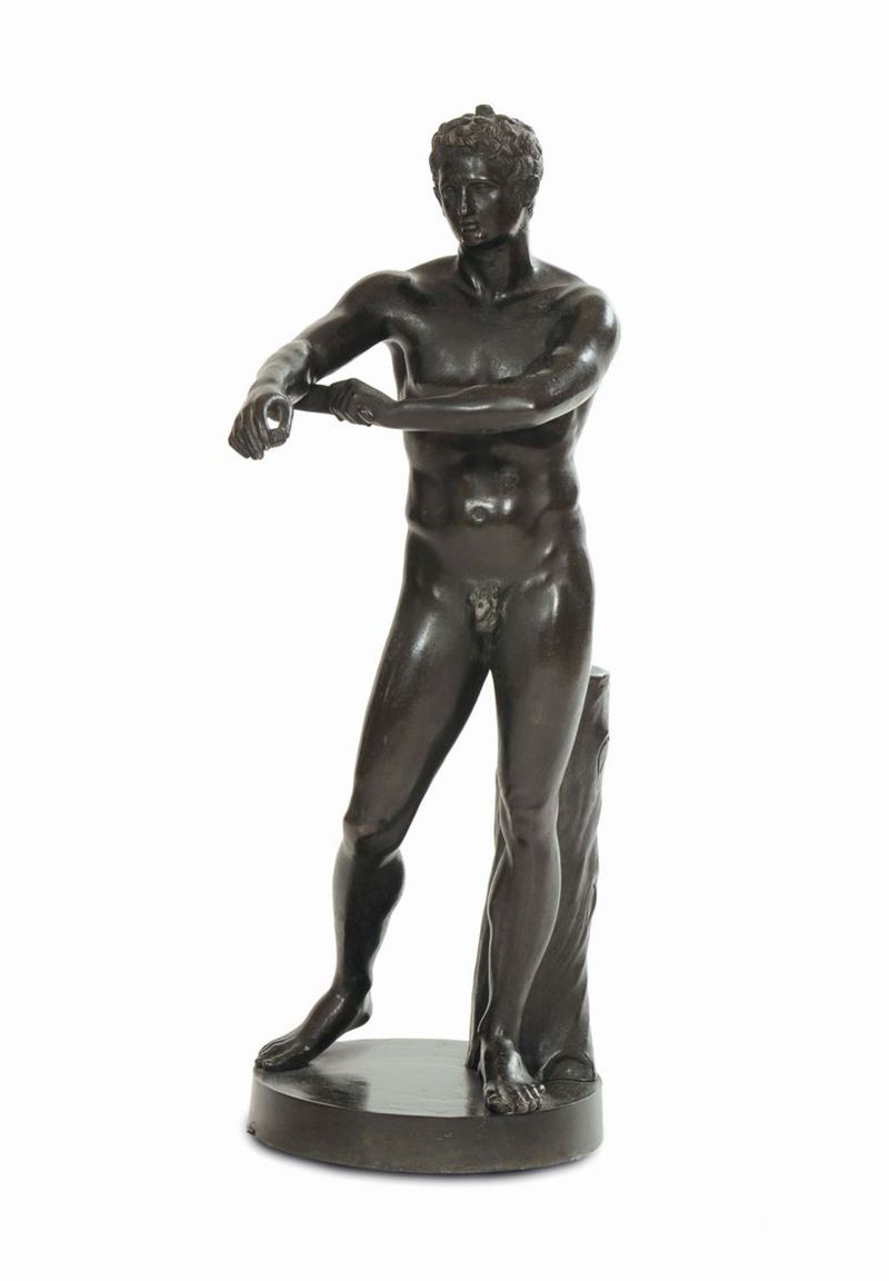 Bronzo neoclassico raffigurante atleta che si deterge, da Lisippo, XIX secolo  - Asta Arredi dalle dimore degli eredi Ercole Marelli e altre provenienze - Cambi Casa d'Aste