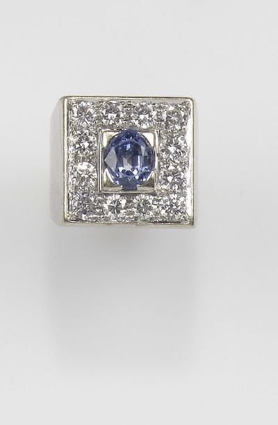 Anello con Zaffiro di Ct 3,00 Circa e Diamanti a Contorno