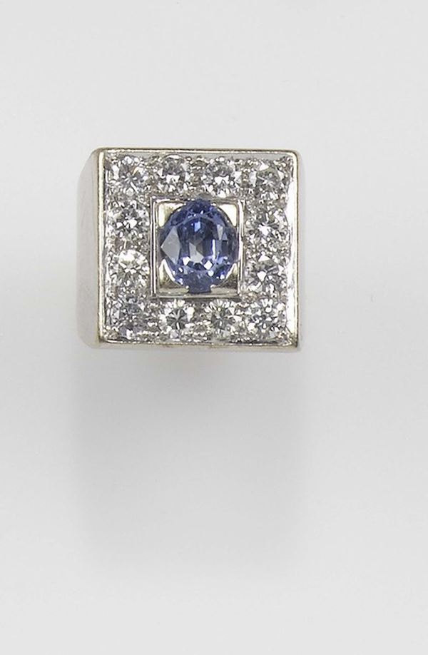 A sapphire and diamond ring. The approx. 3,00 carats sapphire is set with diamonds and mounted in yellow gold 750/1000