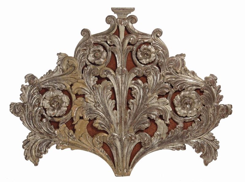 Testiera di letto riccamente intagliata e dorata a mecca, XVIII secolo  - Asta Arredi dalle dimore degli eredi Ercole Marelli e altre provenienze - Cambi Casa d'Aste