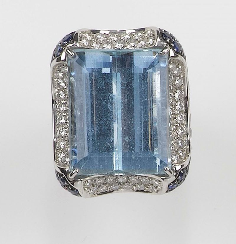A natural aquamarine ring. The Brasilian aquamarine weighing 30,00 carats is set with a diamonds and pavé- set sapphire and mounted in white gold 750/1000  - Auction Fine Jewels - Cambi Casa d'Aste