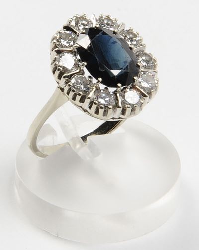 Anello con Zaffiro e Diamanti a Contorno