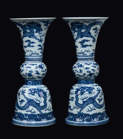 Coppia di Vasi “beaker Gu” in Porcellana Bianca e Blu con Decoro di Draghi tra le Nuvole, Cina, D...