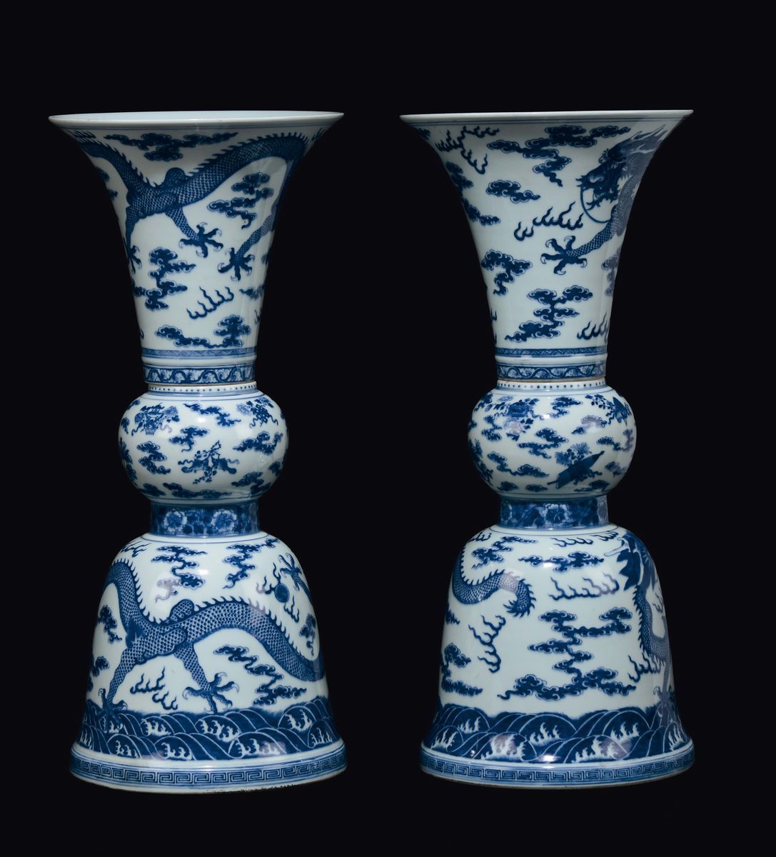 Coppia di Vasi “beaker Gu” in Porcellana Bianca e Blu con Decoro di Draghi tra le Nuvole, Cina, D...
