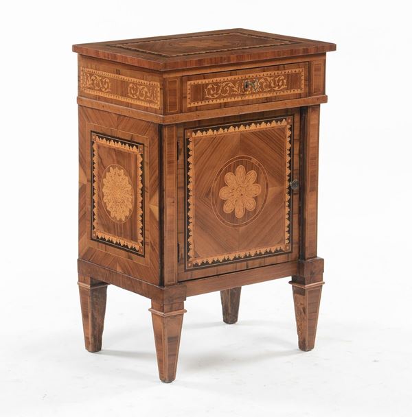 Comodino in stile Luigi XVI lastronato e intarsiato