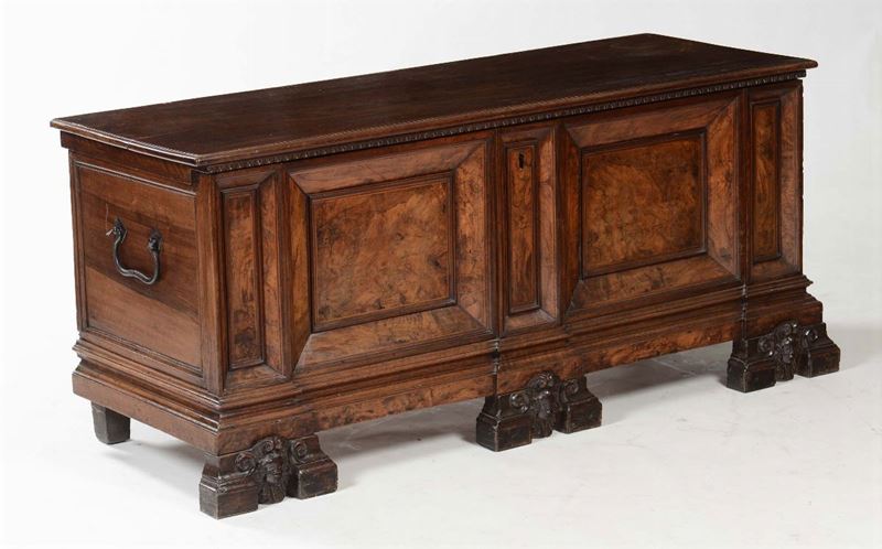 Cassapanca in noce e radica di noce Veneto, XVIII secolo  - Auction Furnishings from the mansions of the Ercole Marelli heirs and other property - Cambi Casa d'Aste