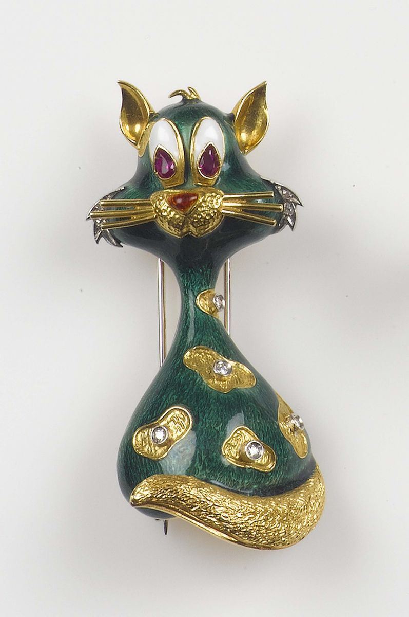 A cat brooch with polychrome emeralds. Mounted in yellow gold 750/1000  - Auction Fine Jewels - Cambi Casa d'Aste