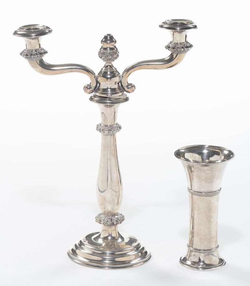 Candeliere a tre fiamme austroungarico e bicchiere in metallo argentato  - Asta Antiquariato - Cambi Casa d'Aste