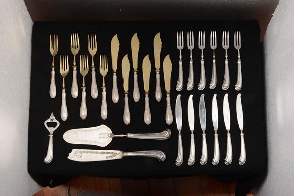 Due servizi di posate da dolce in argento