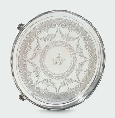 Salver in Argento Fuso, Sbalzato e Cesellato. Punzoni della Città di Londra 1880 e Dell’argentier...