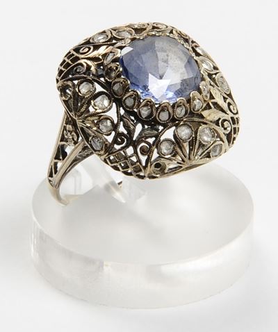 Anello con Zaffiro e Piccoli Diamanti Taglio Rosa