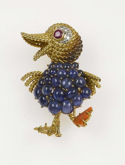 Spilla “anatroccolo” con Zaffiri Cabochon, Rubino, Diamanti e Corallo