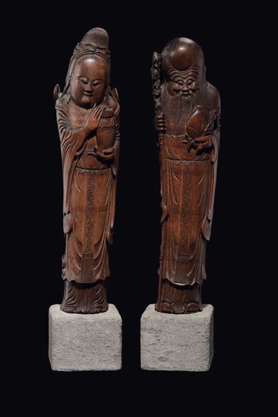 Coppia di Grandi Personaggi Scolpiti in Legno, Guanyin e Shoulao, Cina, Dinastia Qing, Fine XIX S...