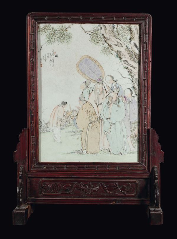 Placca in porcellana a smalti policromi raffigurante attendenti con iscrizione, Cina, Dinastia Qing, XIX secolo