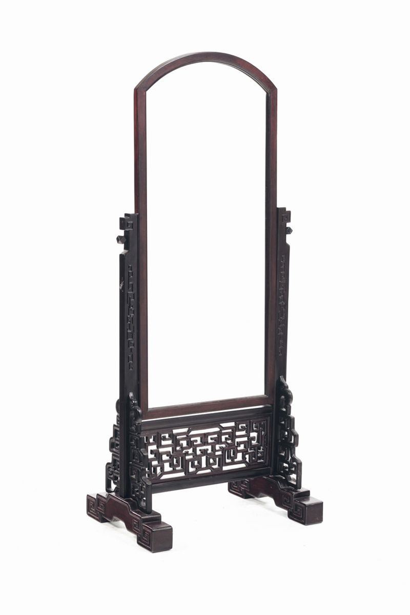 A carved wood floor mirror and stand, China, Qing Dynasty, 19th century  - Auction Fine Chinese Works of Art - Cambi Casa d'Aste