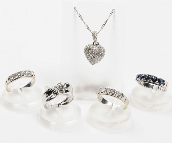 Lotto composto da quattro anelli con diamanti e zaffiri ed un pendente cuore