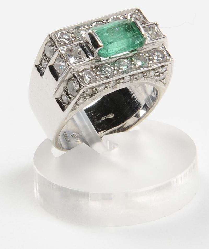 An emerald and diamond ring  - Auction Furnishings from the mansions of the Ercole Marelli heirs and other property - Cambi Casa d'Aste