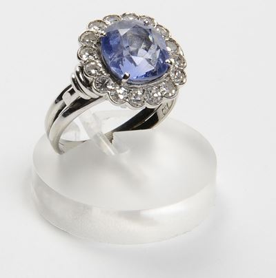Anello con Zaffiro e Diamanti a Contorno