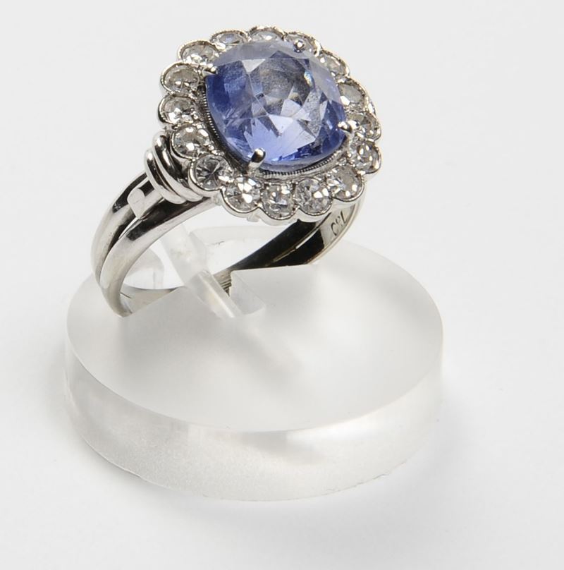 A sapphire and diamond cluster ring  - Auction Furnishings from the mansions of the Ercole Marelli heirs and other property - Cambi Casa d'Aste