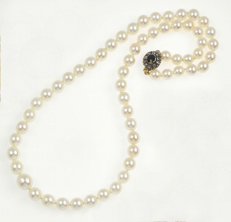A cultured pearl necklace with diamond and sapphire clasp  - Auction Furnishings from the mansions of the Ercole Marelli heirs and other property - Cambi Casa d'Aste