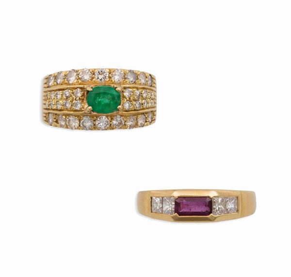 Lotto composto da due anelli, uno con smeraldo e diamanti ed uno con rubino e diamanti