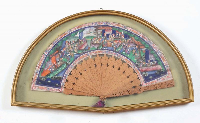 Ventaglio in legno e stoffa con dipinti personaggi, Cina, Dinastia Qing, fine XIX secolo  - Asta Chinese Works of Art - Cambi Casa d'Aste