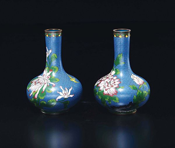 Coppia di vasi a bottiglia a smalti cloisonné con decoro di gru e fiori, Cina, XX secolo