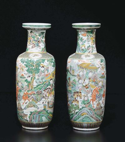 Coppia di Vasi in Porcellana Famiglia Verde Raffiguranti Scene di Battaglia, Cina, Dinastia Qing,...