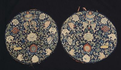 Coppia di Ricami Circolari Raffiguranti Carpe e Fiori di Loto, Cina, Dinastia Qing, XVIII Secolo