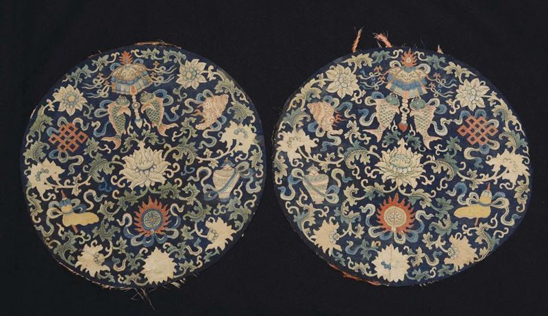 A pair of circle cloth embroidered with carp and lotus flowers, China, Qing Dynasty, 18th century  - Auction Chinese Works of Art - Cambi Casa d'Aste