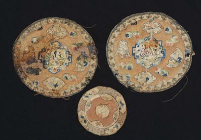 Coppia di Ricami Circolari Cinesi e un Piccolo Ricamo con Personaggi Entro Riserve, Cina, Dinasti...