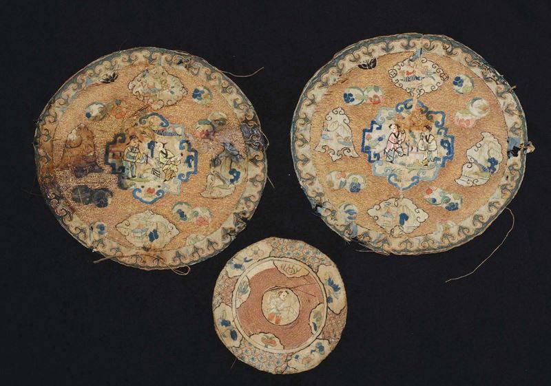 Three circle clothes embroidered with figures within reserves, China, Qing Dynasty, 18th century  - Auction Chinese Works of Art - Cambi Casa d'Aste