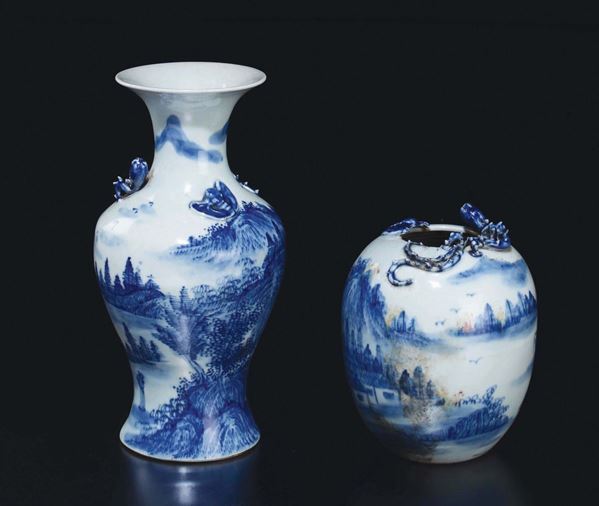 Due vasi in porcellana bianca e blu con raffigurazione di paesaggi e animali a rilievo, Cina, Dinastia Qing, XIX secolo